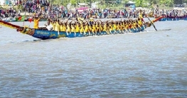 গাইবান্ধা সাঘাটায় যমুনা নদীতে নৌকা বাইচ দেখতে হাজারো দর্শক